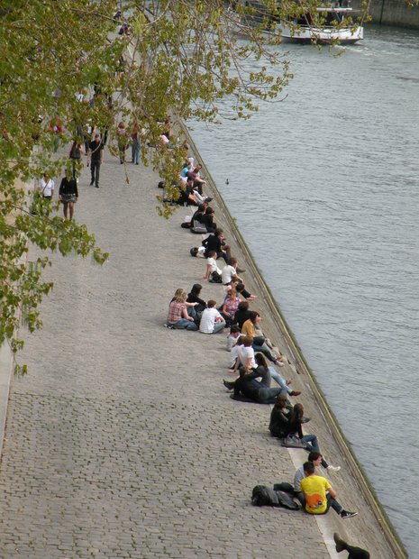  badauds assis au bord de l'eau